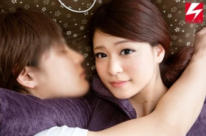 XNXX, Vợ dâm đảng liên tình với bác chủ trọ khi chồng vắng nhà
